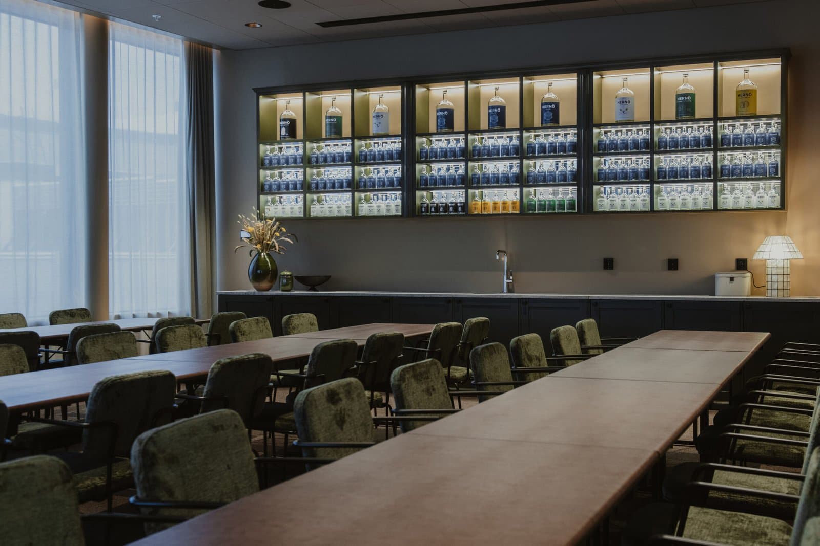 Hernö Gin Hotell — mötesrum med videokonferenssystem