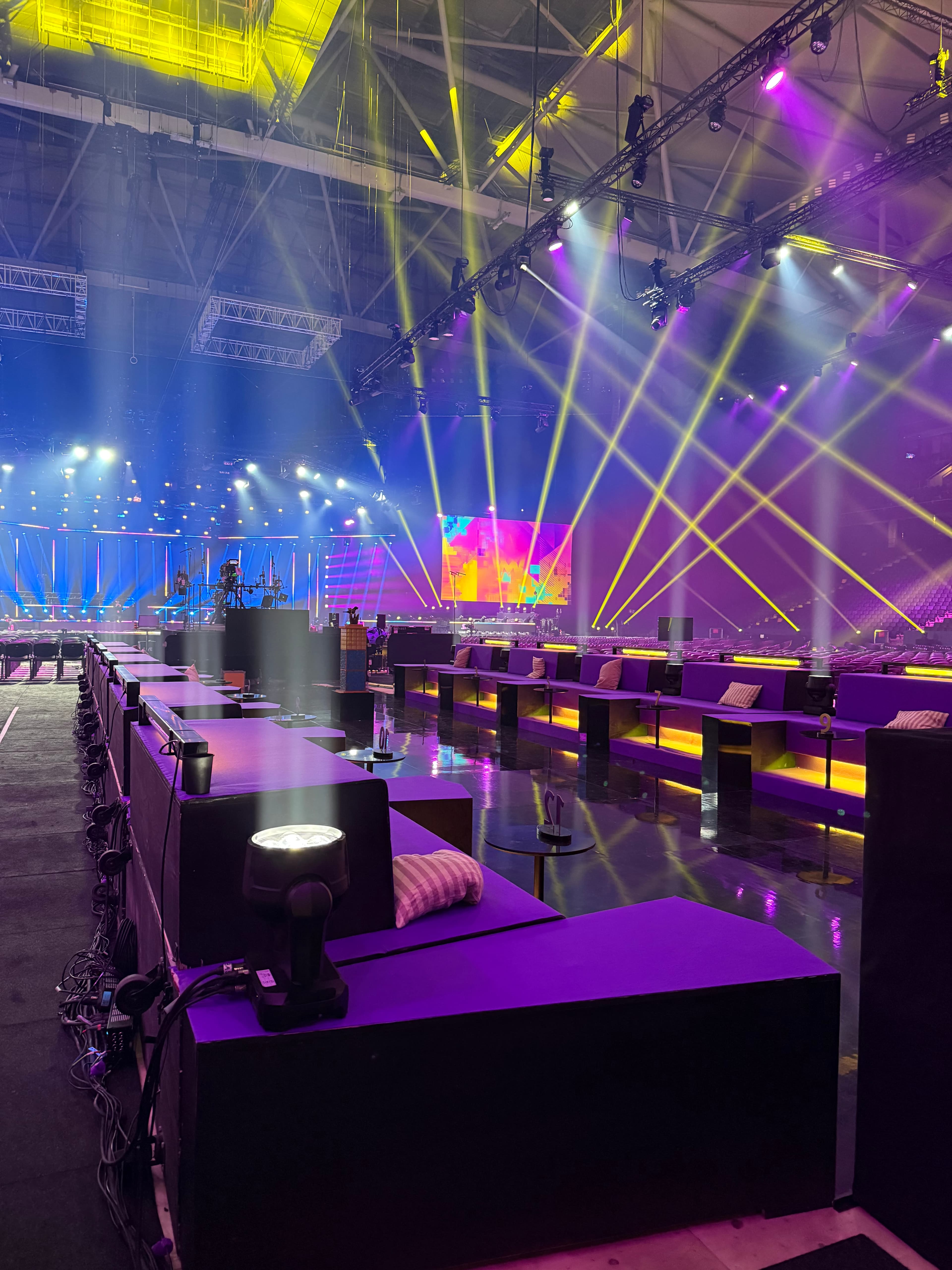 Melodifestivalen — scen med ljusrigg och rörliga huvuden under generalrepetition